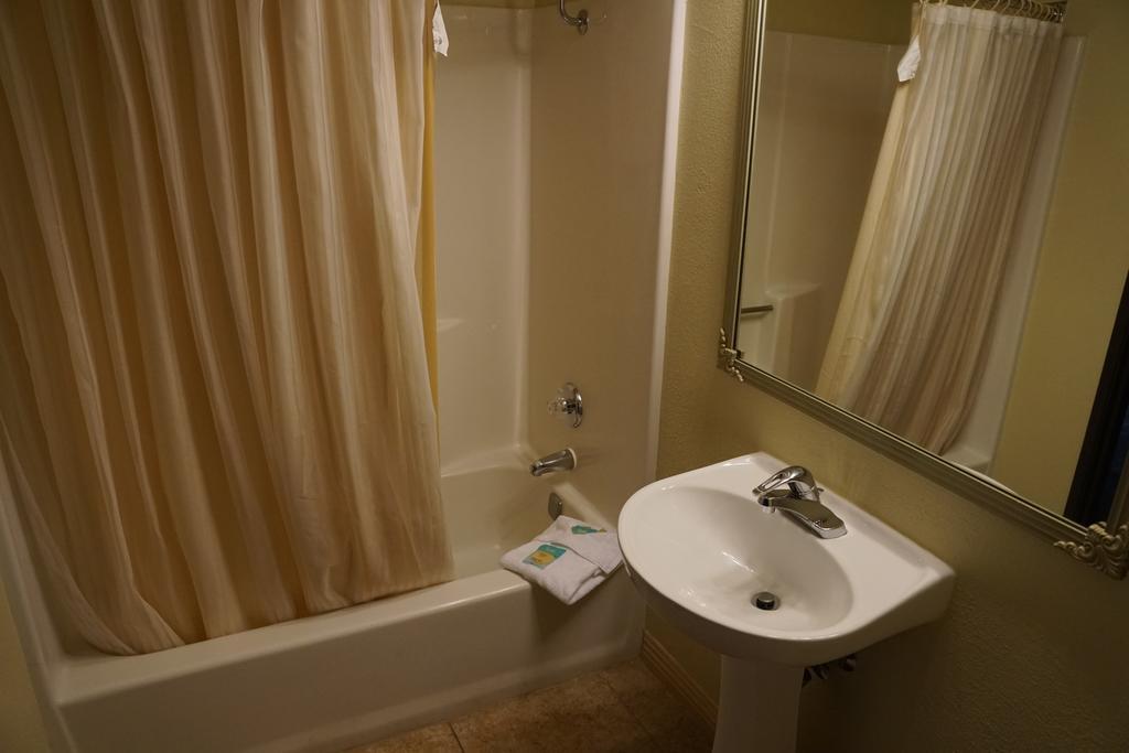 Superior Queen Room Bathtub Grab Bars Mobility Accessible or Non-Smoking,503556309:JPEG